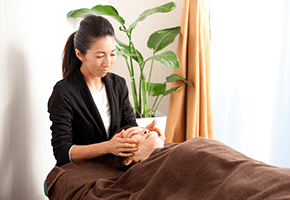 美容鍼、骨盤矯正、かっさや整体など体質体調に合わせたオーダーメイド治療